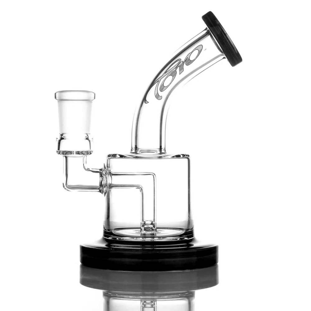 Toro XL Single Macro Black and white lip